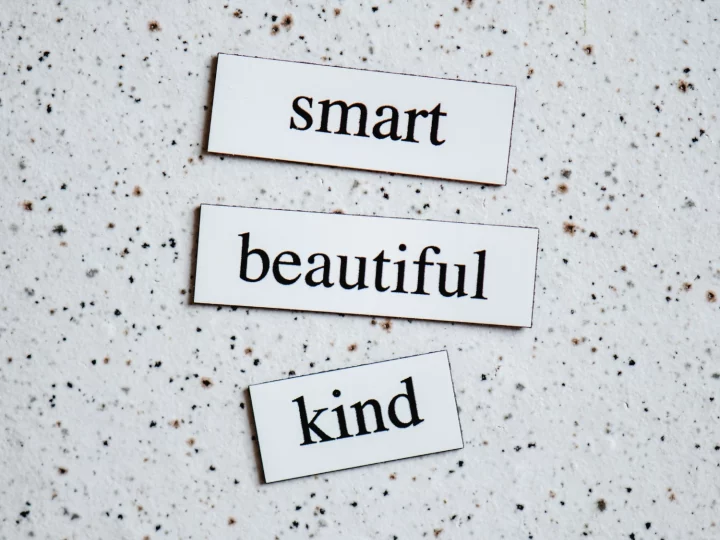 The words 'smart', 'beautiful' and 'kind' on a marble background.